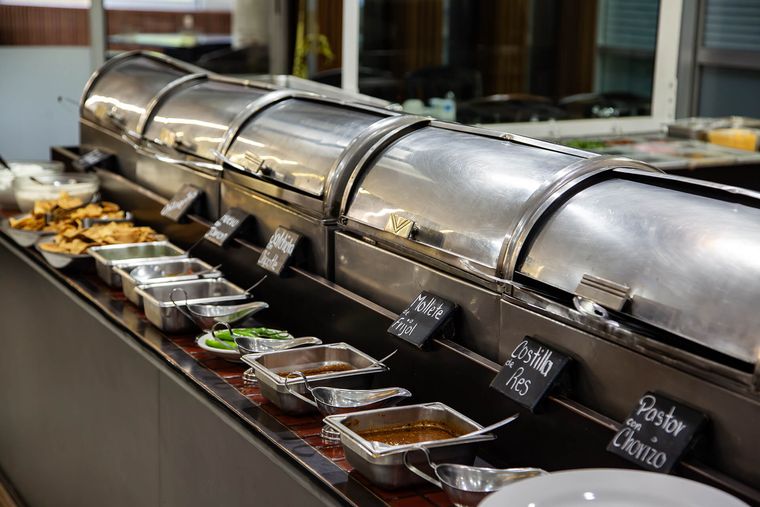 Barra caliente del desayuno buffet