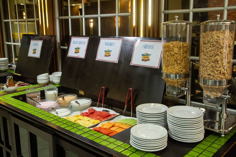 Barra de frutas, yogures y cereales