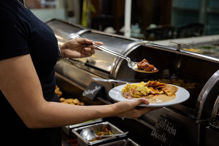 Servicio de chilaquiles y salchicha con chipotle en el buffet