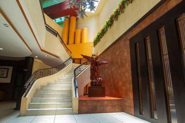 Escalera del lobby y escultura de madera