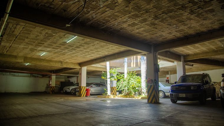 Estacionamiento techado del hotel