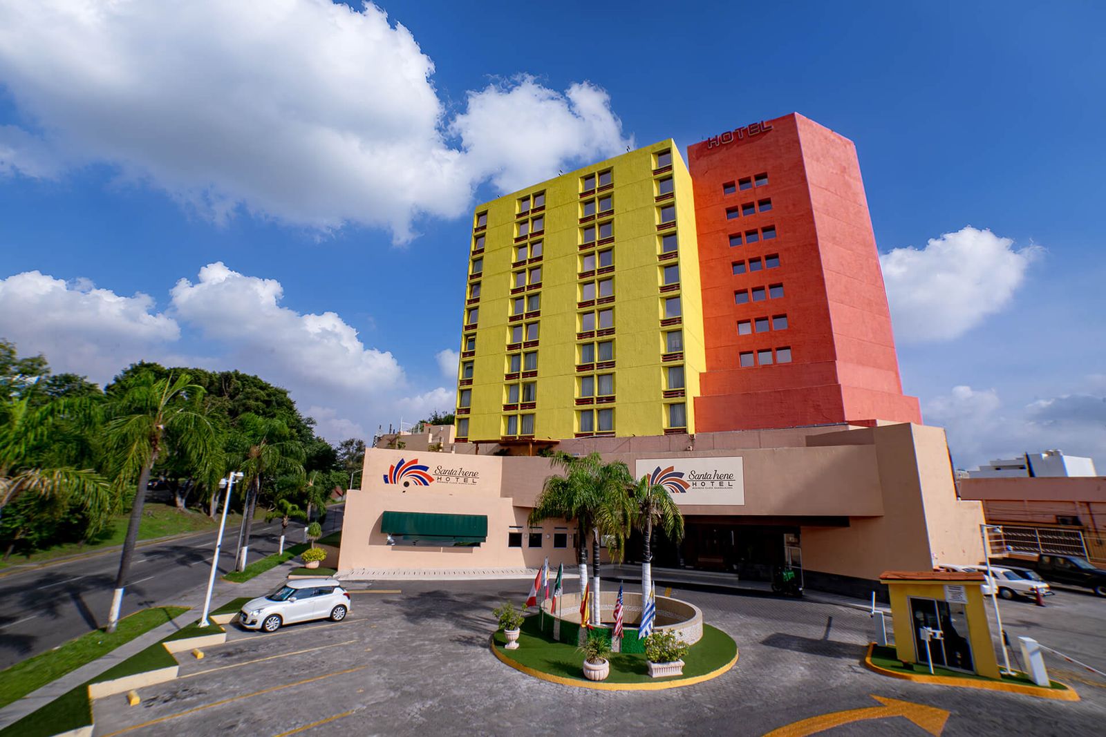 Fachada del Hotel Santa Irene en Avenida Lázaro Cárdenas, Guadalajara