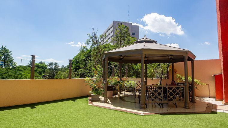 Gazebo en la terraza ajardinada