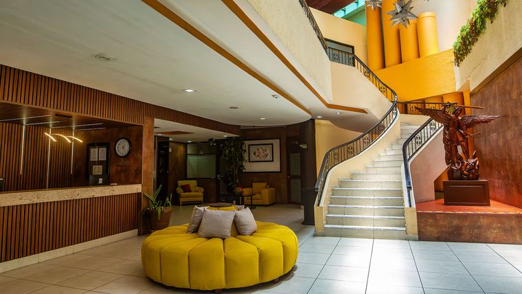 Lobby del hotel con la escalera principal