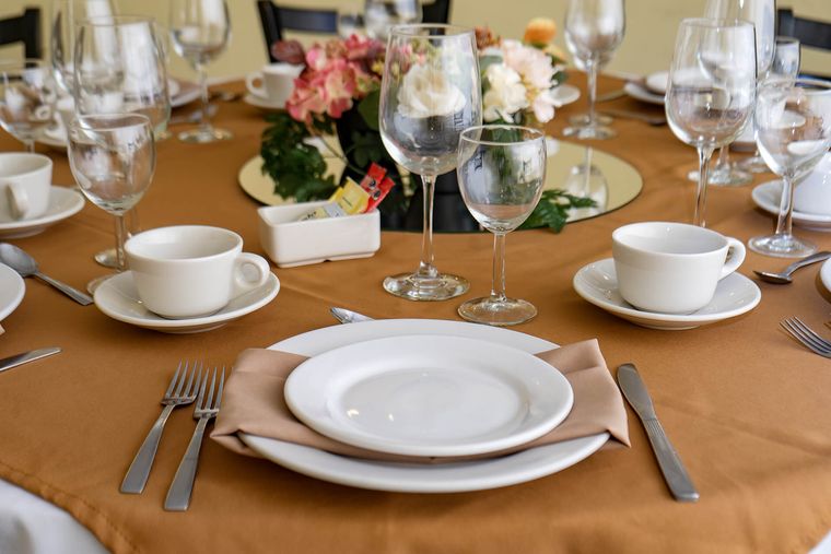 Detalle del montaje de mesa para banquete