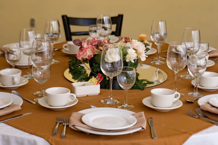 Mesa montada con cristalería y flores