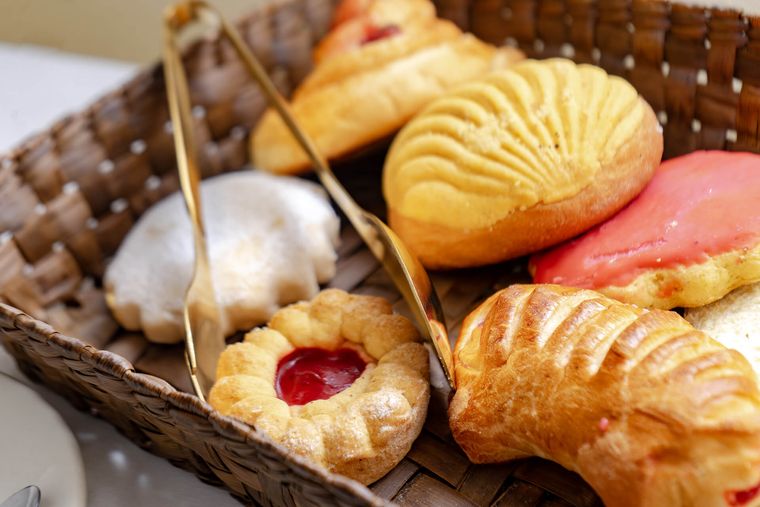 Canasta con pan dulce recién horneado