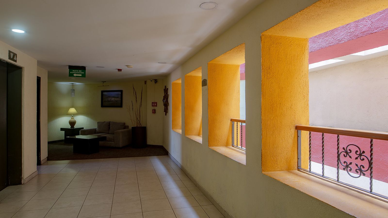 Pasillo de habitaciones del Hotel Santa Irene en Guadalajara