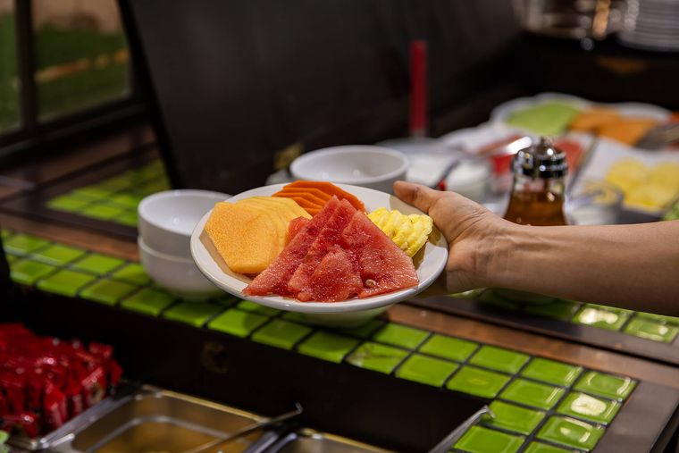 Plato de fruta de temporada del buffet