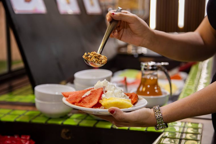 Fruta con yogur y granola del desayuno buffet
