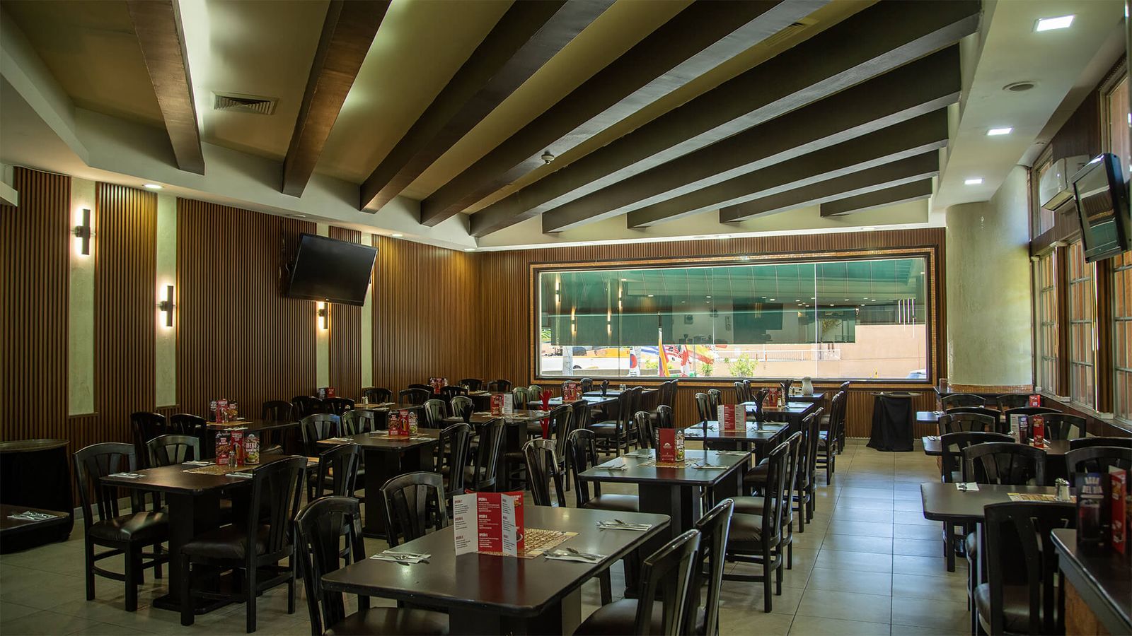 Comedor del Restaurant Blondiess Grill en Hotel Santa Irene