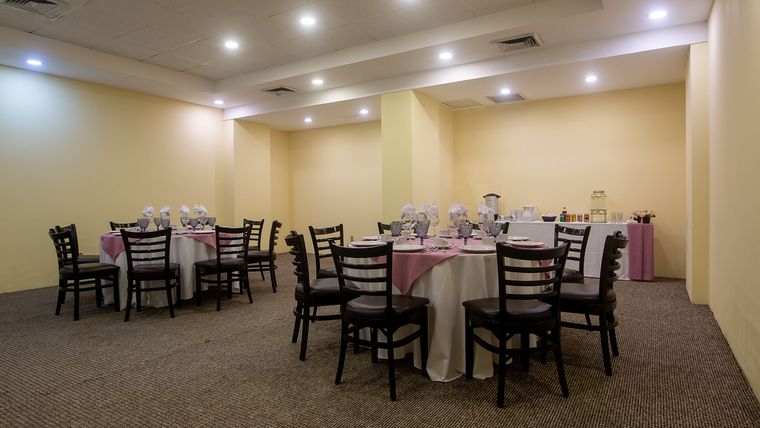 Salón con mesas redondas para banquete