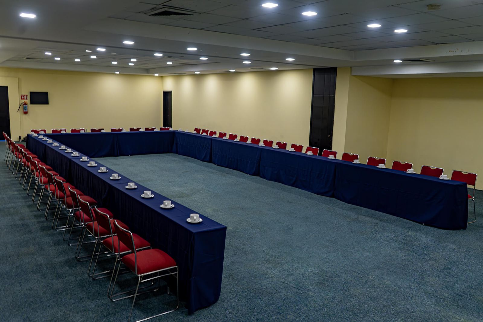 Salón montado en herradura para una capacitación en el Hotel Santa Irene