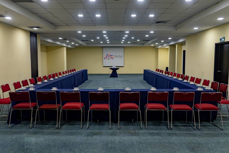 Salón de eventos montado en herradura