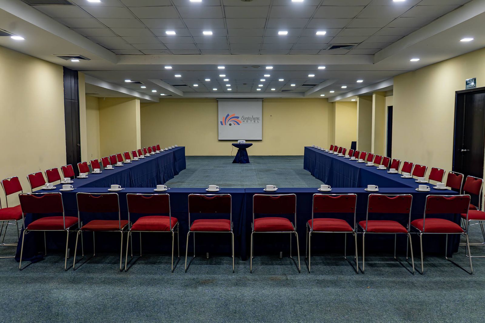 Salón de eventos montado en herradura en el Hotel Santa Irene